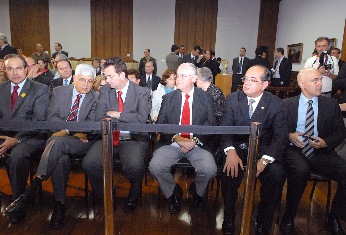 Barros Munhoz, presidente da Assembleia, ao centro <a style='float:right;color:#ccc' href='https://www3.al.sp.gov.br/repositorio/noticia/12-2009/Ordem do Merito_9330 - ZE.jpg' target=_blank><i class='bi bi-zoom-in'></i> Clique para ver a imagem </a>
